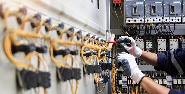 Professional Electrician technician working in Rosemont, IL